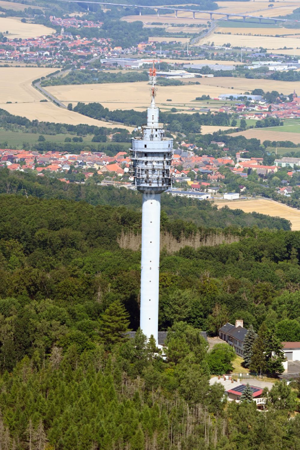Steinthaleben von oben - Fernmeldeturm und Fernsehturm in Steinthaleben im Bundesland Thüringen, Deutschland