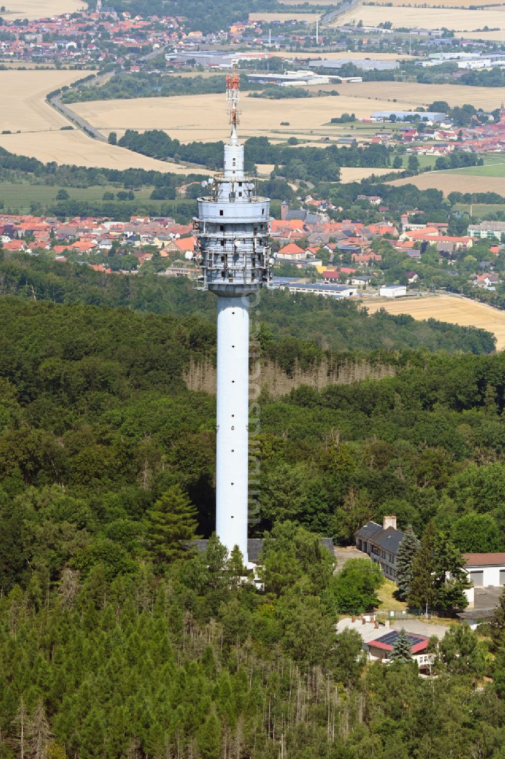Steinthaleben aus der Vogelperspektive: Fernmeldeturm und Fernsehturm in Steinthaleben im Bundesland Thüringen, Deutschland
