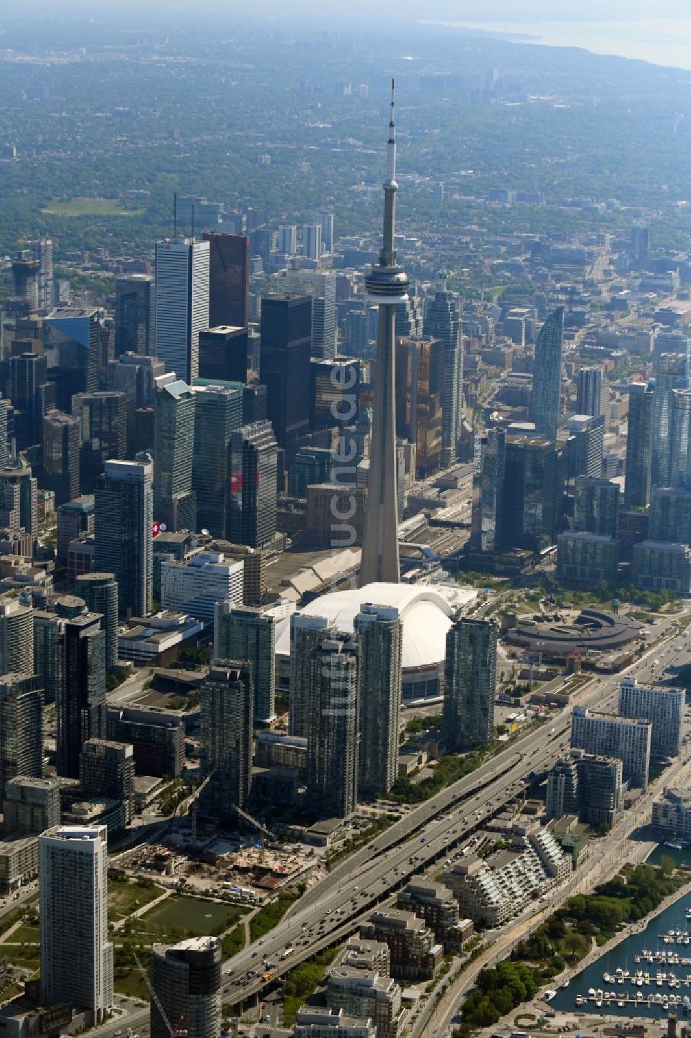 Luftbild Toronto - Fernmeldeturm und Fernsehturm CN Tower in Toronto in Ontario, Kanada