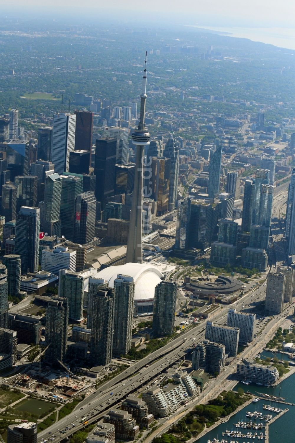 Luftaufnahme Toronto - Fernmeldeturm und Fernsehturm CN Tower in Toronto in Ontario, Kanada
