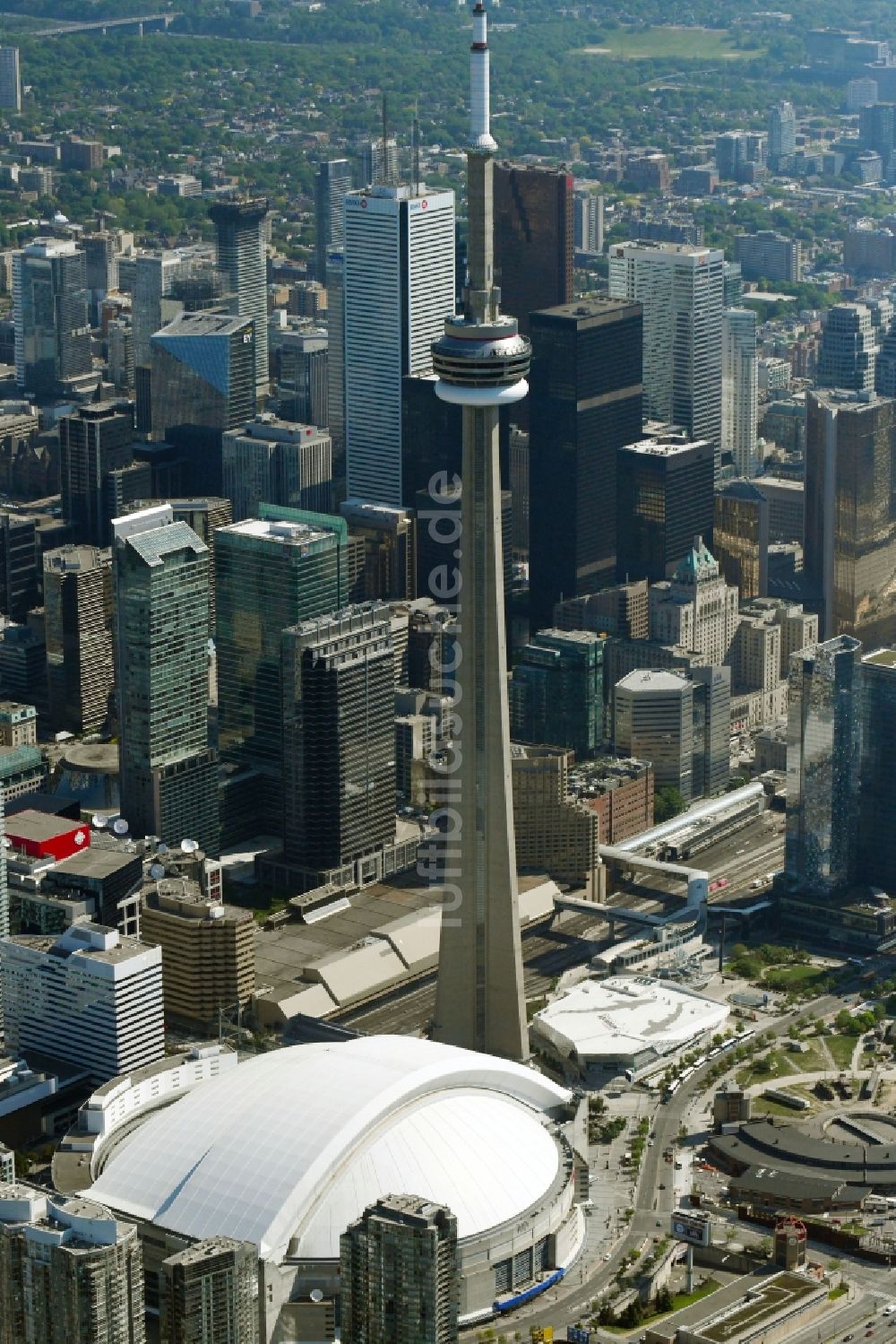 Toronto aus der Vogelperspektive: Fernmeldeturm und Fernsehturm CN Tower in Toronto in Ontario, Kanada