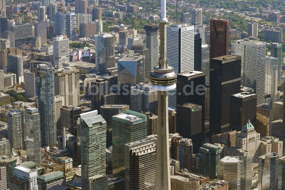 Luftaufnahme Toronto - Fernmeldeturm und Fernsehturm CN Tower in Toronto in Ontario, Kanada
