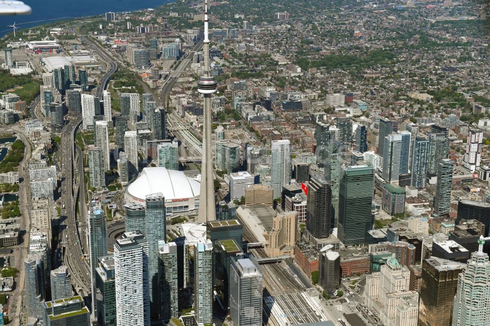 Toronto von oben - Fernmeldeturm und Fernsehturm CN Tower in Toronto in Ontario, Kanada