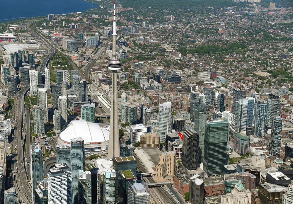 Toronto aus der Vogelperspektive: Fernmeldeturm und Fernsehturm CN Tower in Toronto in Ontario, Kanada