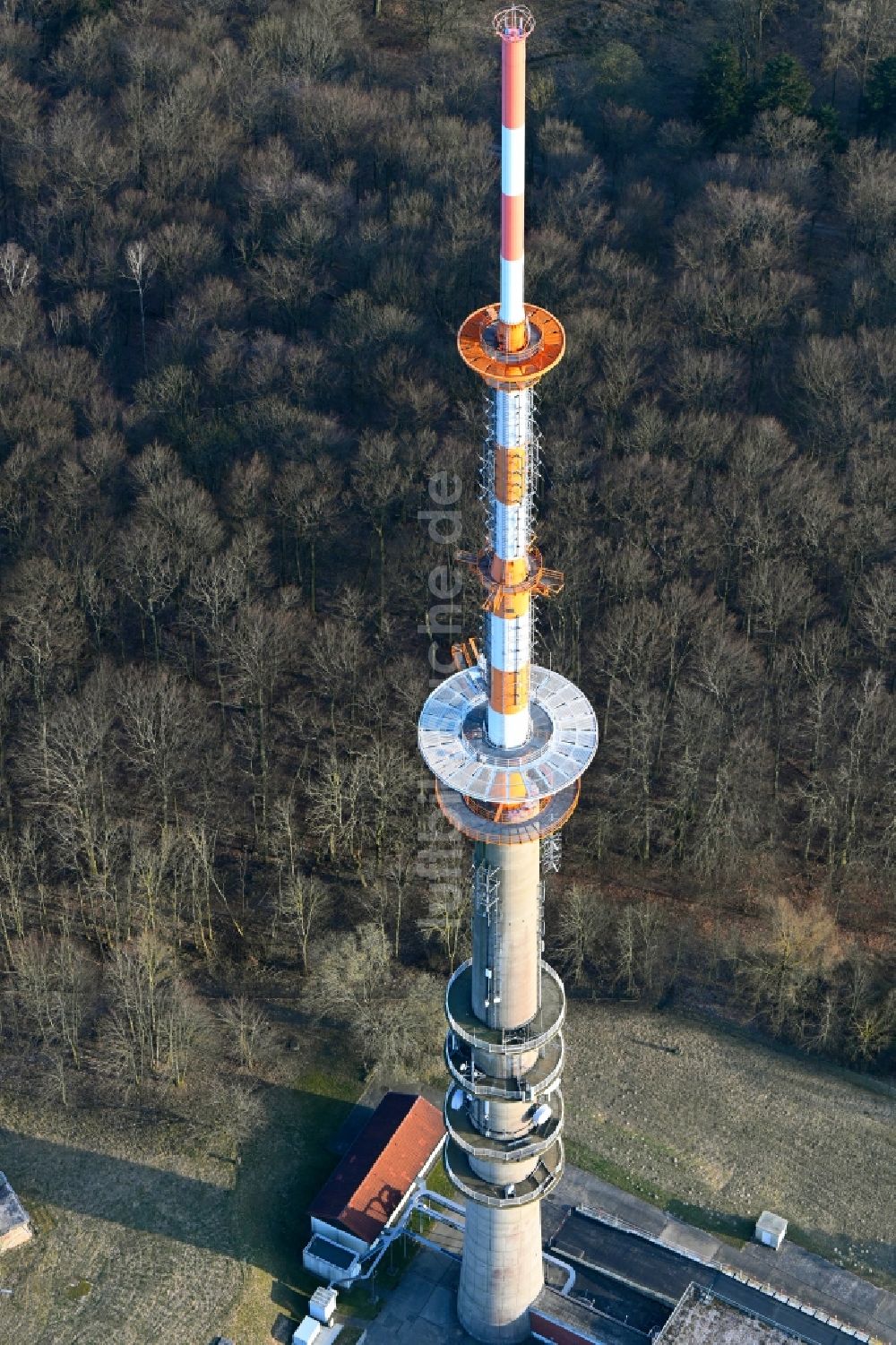 Woldegk von oben - Fernmeldeturm und Grundnetzsender Helpterberg in Woldegk im Bundesland Mecklenburg-Vorpommern, Deutschland