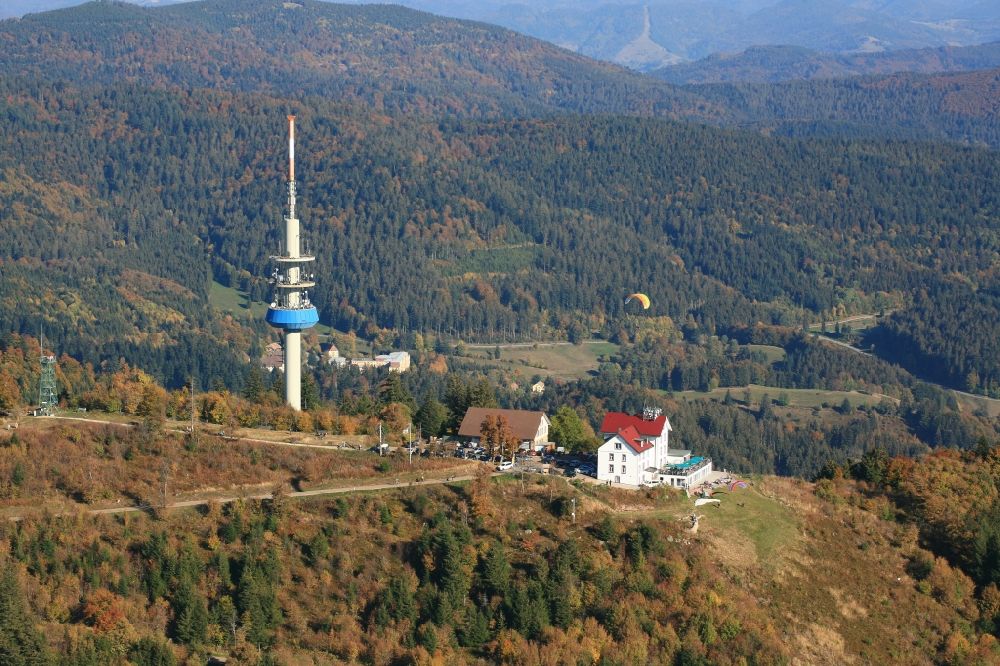 Schliengen von oben - Fernsehturm, Berghaus und Startplatz für Gleitschirmflieger auf dem Gipfel des Hochblauen oder Blauen in der Berglandschaft des Südschwarzwaldes in Schliengen im Bundesland Baden-Württemberg, Deutschland