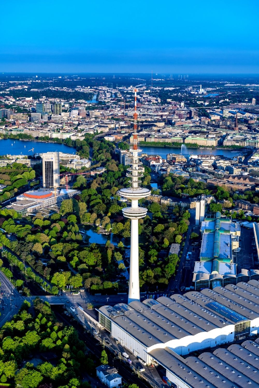 Hamburg aus der Vogelperspektive: Fernsehturm Heinrich-Hertz-Turm am Messegelände in Hamburg