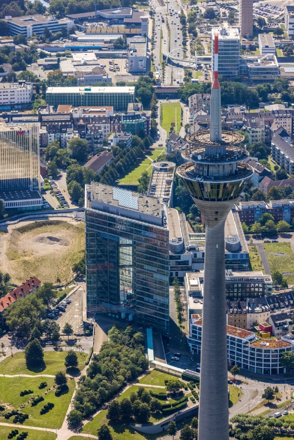 Düsseldorf aus der Vogelperspektive: Fernsehturm Rheinturm in Düsseldorf im Bundesland Nordrhein-Westfalen