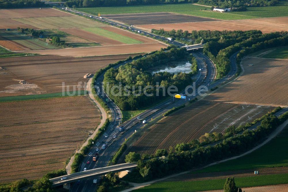 Maudach aus der Vogelperspektive: Fernstraße Abfahrt der Bundesstraße B9 in Maudach im Bundesland Rheinland-Pfalz