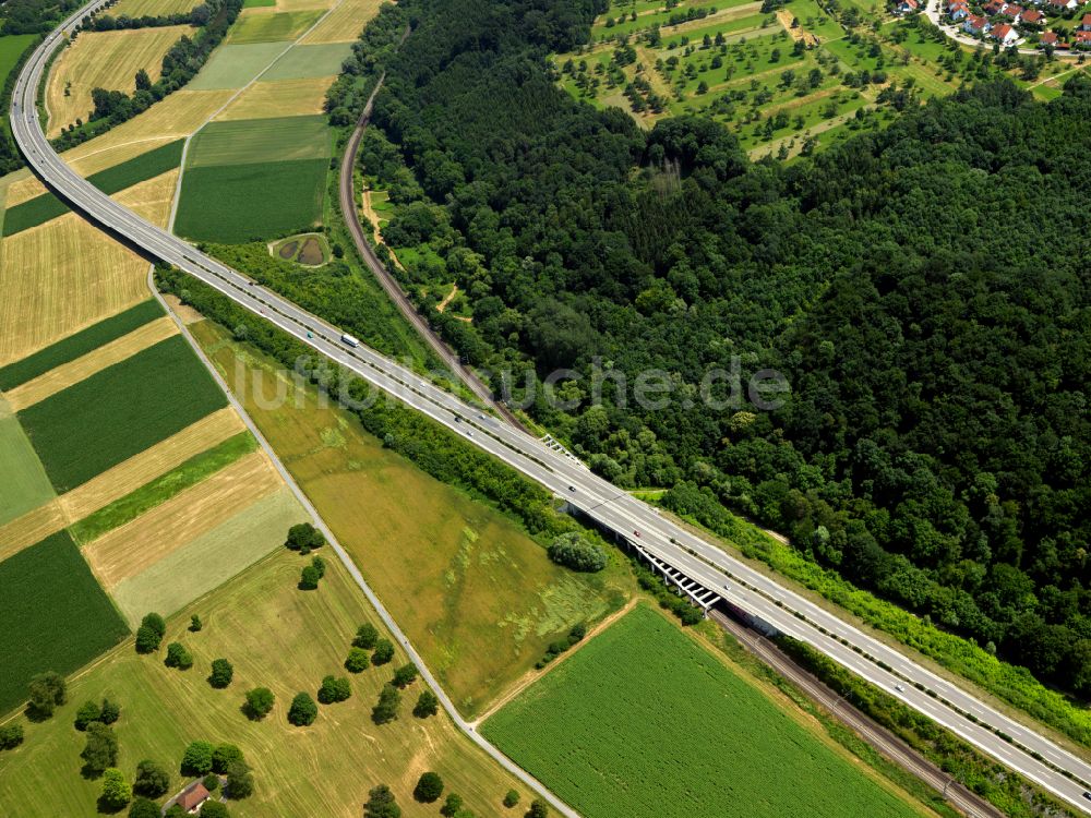 Kusterdingen aus der Vogelperspektive: Fernstraßenverlauf der Bundesstraße B27 in Kusterdingen im Bundesland Baden-Württemberg, Deutschland