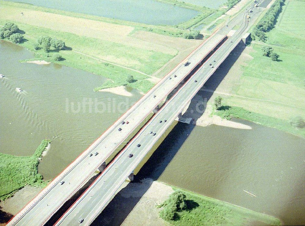 Luftaufnahme Vockerode - fertige Autobahnbrücke über die Elbe bei Vockerode.