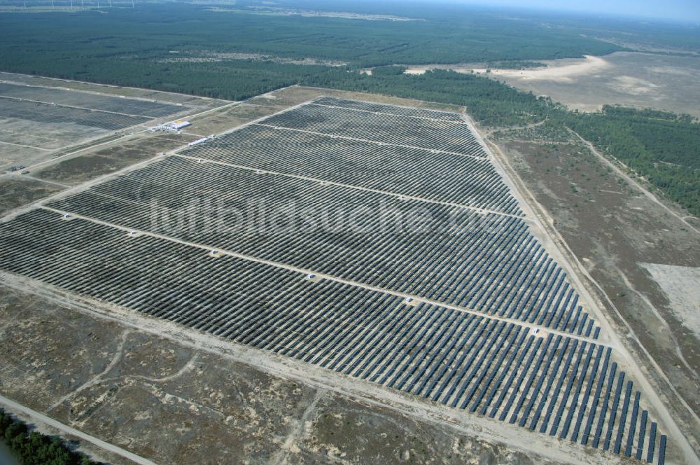 Lieberose aus der Vogelperspektive: Fertiggestellte größte Solaranlage auf ehemaligen brandenburger Truppenübungsplatz Lieberose