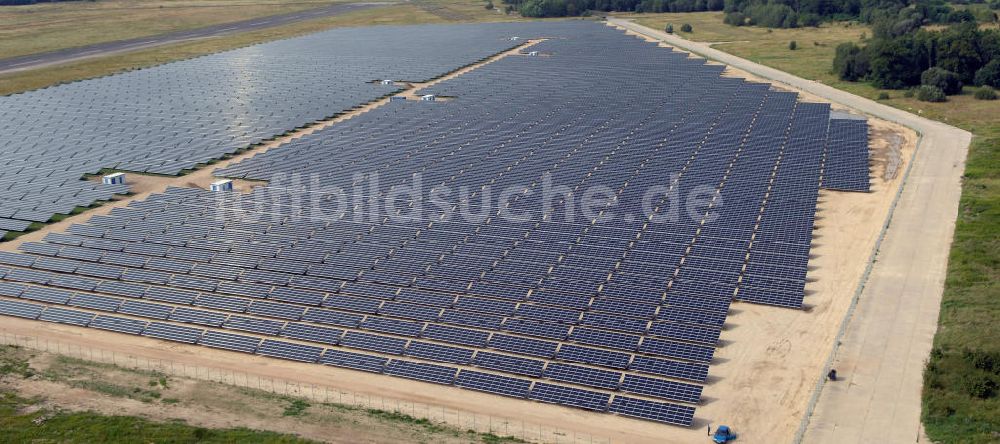 Tutow aus der Vogelperspektive: Fertiggestellter erster Abschnitt des Solarenergiepark am Flugplatz Tutow in Mecklenburg - Vorpommern