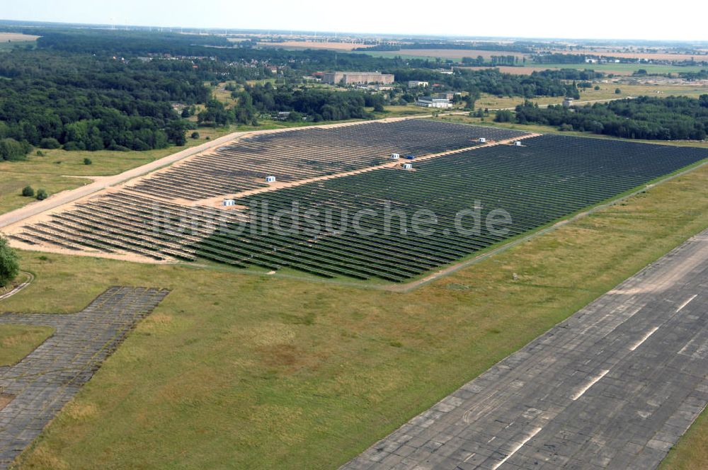 Luftaufnahme Tutow - Fertiggestellter erster Abschnitt des Solarenergiepark am Flugplatz Tutow in Mecklenburg - Vorpommern