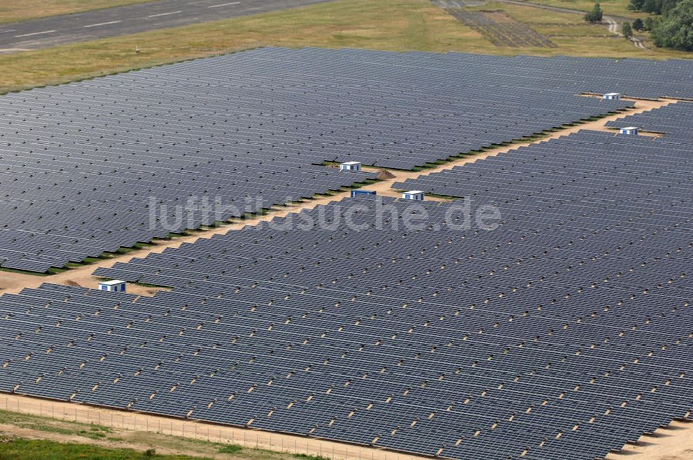 Luftaufnahme Tutow - Fertiggestellter erster Abschnitt des Solarenergiepark am Flugplatz Tutow in Mecklenburg - Vorpommern