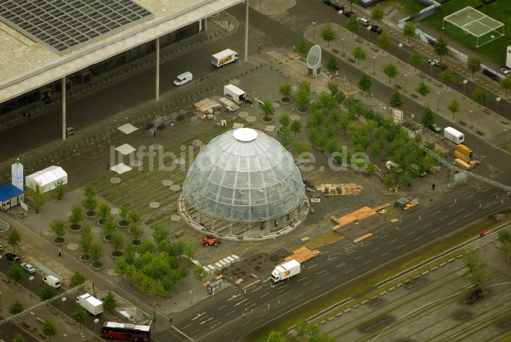 Berlin-Tiergarten aus der Vogelperspektive: Fertigstellung der Informationskuppel im Berliner Regierungsviertel