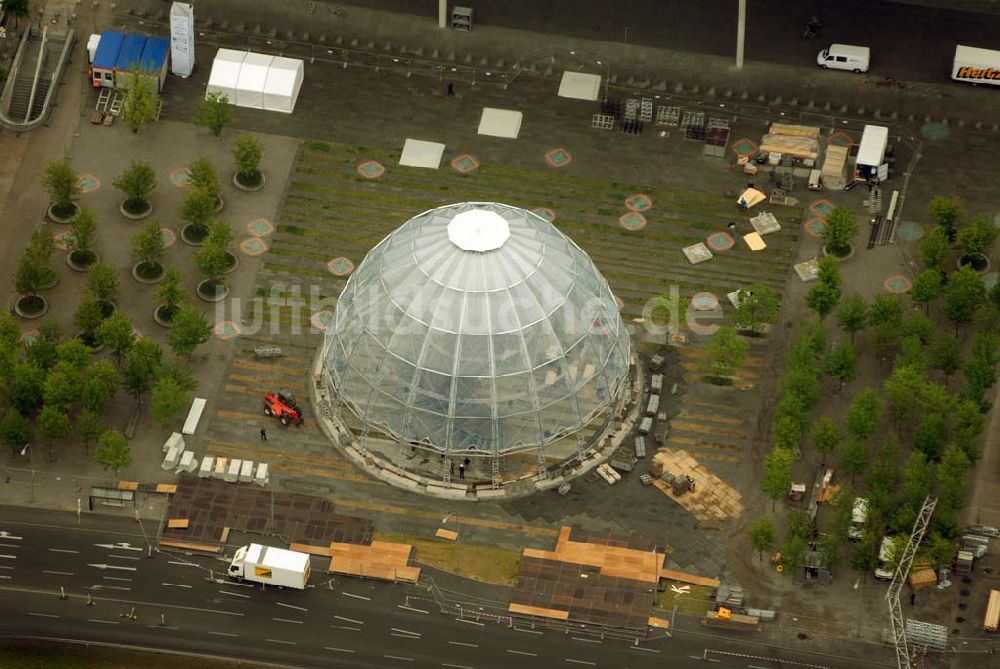 Luftbild Berlin-Tiergarten - Fertigstellung der Informationskuppel im Berliner Regierungsviertel