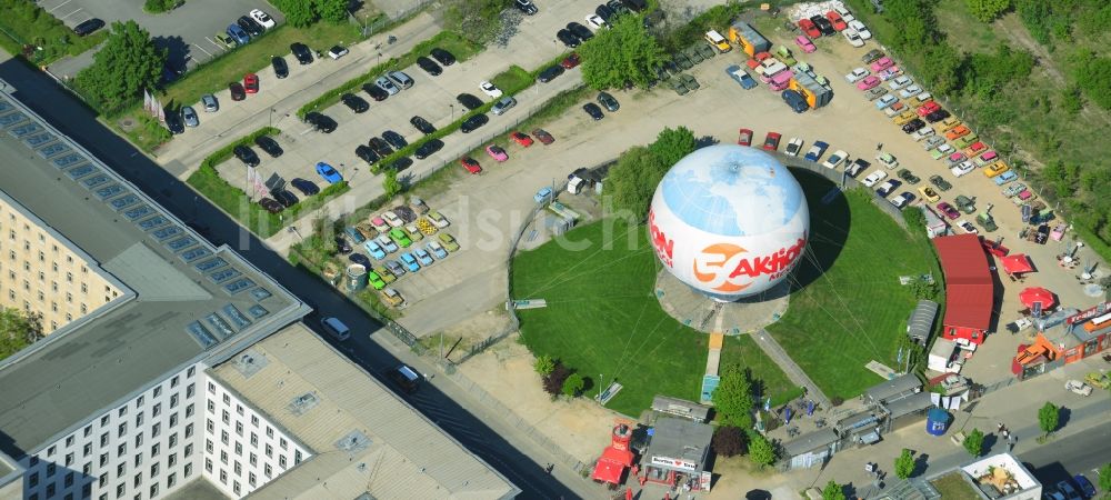 Luftbild Berlin Mitte - Fesselballon und Trabant - Autovermietung an der Wilhelmstraße in Berlin - Mitte