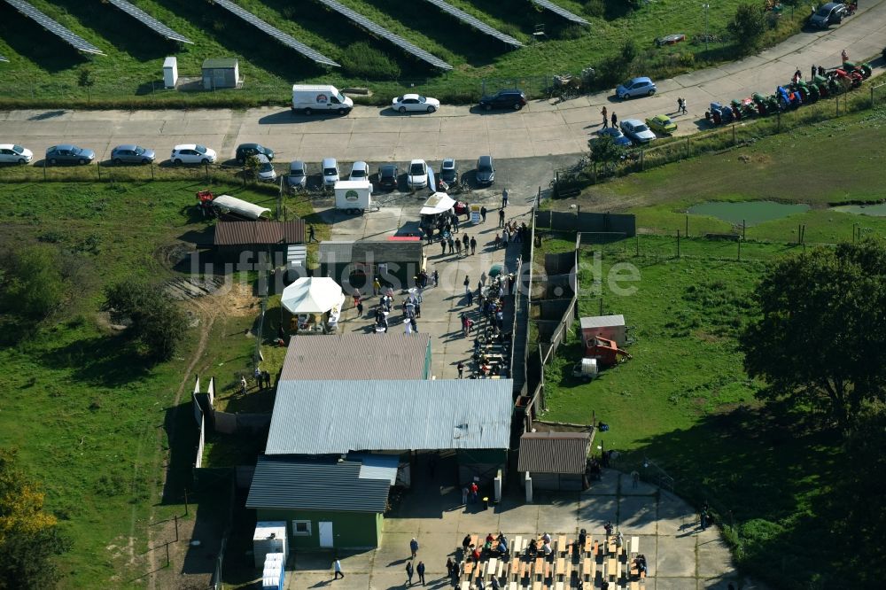 Luftbild Werneuchen - Fest- Veranstaltung am Tierzucht- Freigehege für die Fleischproduktion in Werneuchen im Bundesland Brandenburg, Deutschland