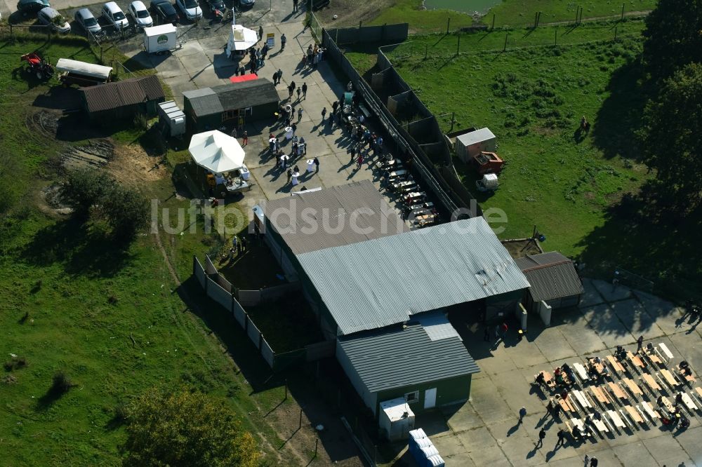 Luftaufnahme Werneuchen - Fest- Veranstaltung am Tierzucht- Freigehege für die Fleischproduktion in Werneuchen im Bundesland Brandenburg, Deutschland