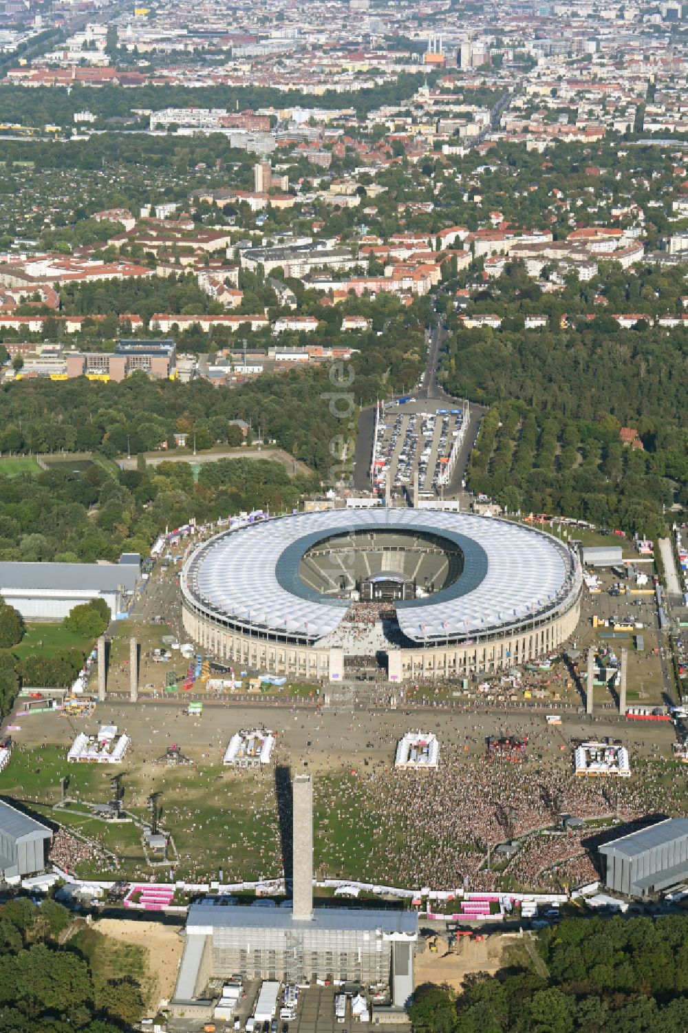 Berlin aus der Vogelperspektive: Festival Lollapalooza Veranstaltung in der Arena des Stadion Olympiastadion in Berlin
