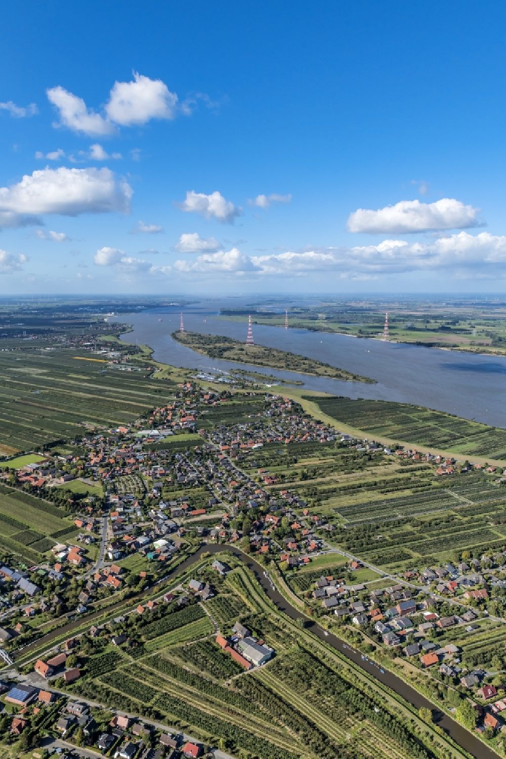 Luftaufnahme Lühesand - Festland und Insel des Flußverlaufes Elbe Grünendeich und Lühesand im Bundesland Niedersachsen, Deutschland