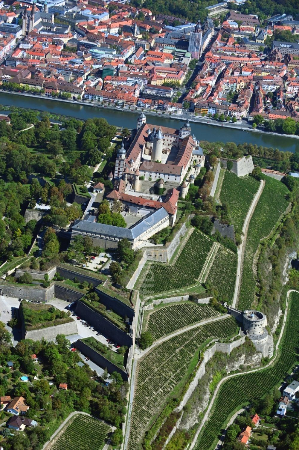 Luftaufnahme Würzburg - Festung Marienberg über dem Main in Würzburg im Bundesland Bayern, Deutschland