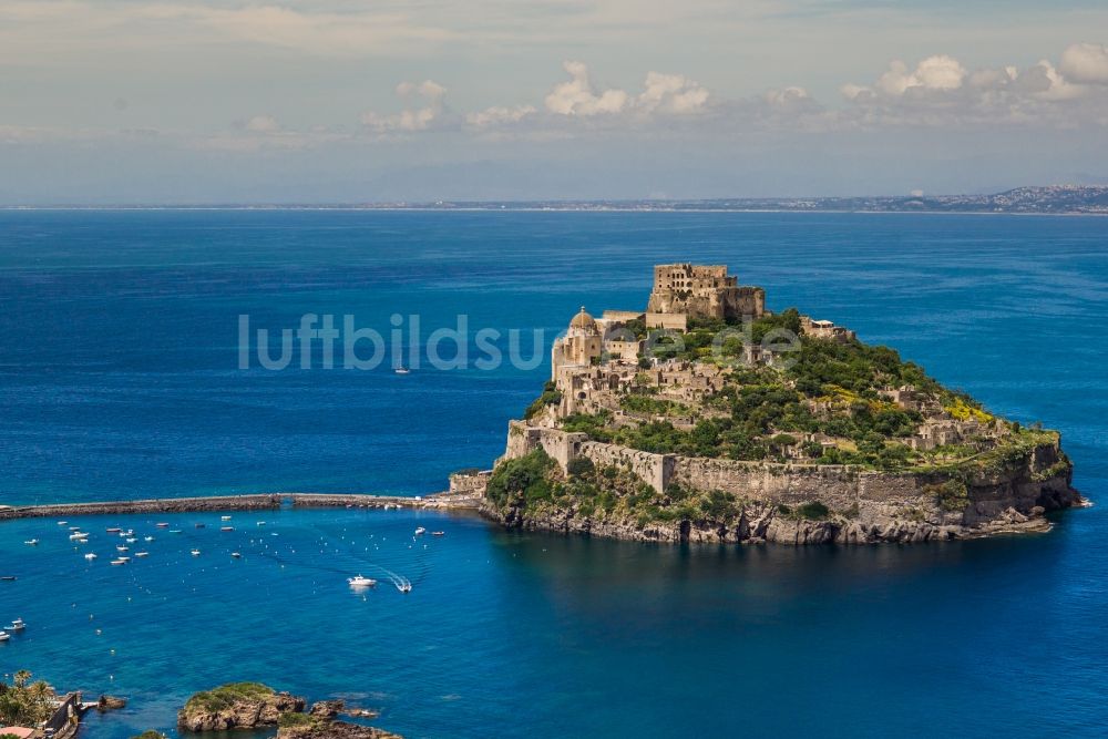 Ischia von oben - Festungsanlage Castello Aragonese in Ischia in Kampanien, Italien