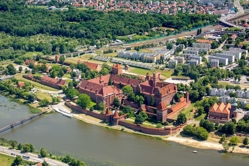 Malbork Marienburg aus der Vogelperspektive: Festungsanlage der Ordensburg Marienburg in Malbork Marienburg in Pomorskie, Polen