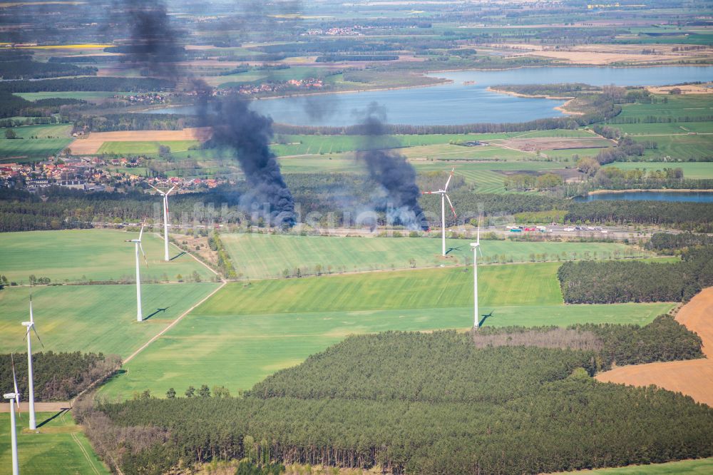 Netzen aus der Vogelperspektive: Feuer- LKW Unfallstelle auf der Autobahn BAB A2 in Netzen im Bundesland Brandenburg, Deutschland