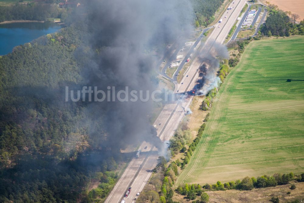 Netzen von oben - Feuer- LKW Unfallstelle auf der Autobahn BAB A2 in Netzen im Bundesland Brandenburg, Deutschland