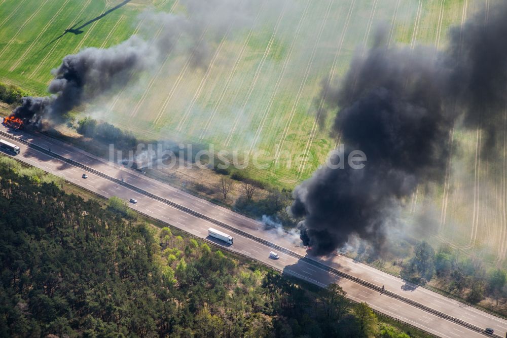 Netzen aus der Vogelperspektive: Feuer- LKW Unfallstelle auf der Autobahn BAB A2 in Netzen im Bundesland Brandenburg, Deutschland