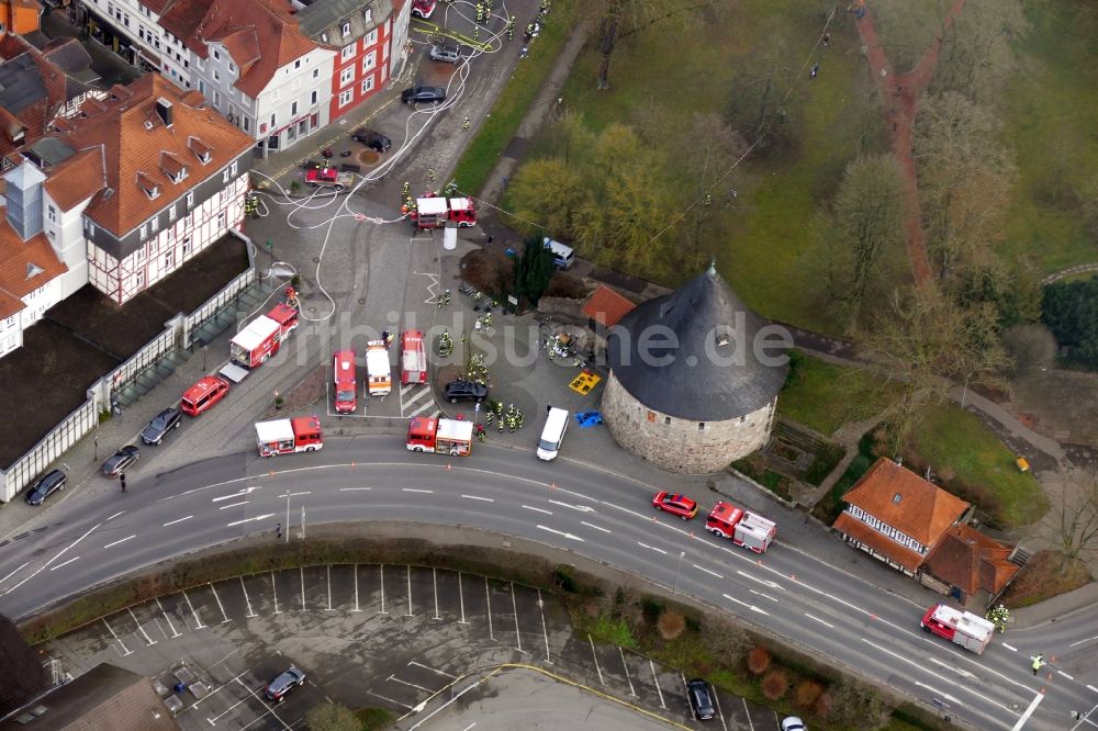 Luftbild Hann. Münden - Feuerwehr- Brandeinsatz am Wohnhaus Aegidiiplatz Ecke Wallstraße in Hann. Münden im Bundesland Niedersachsen, Deutschland