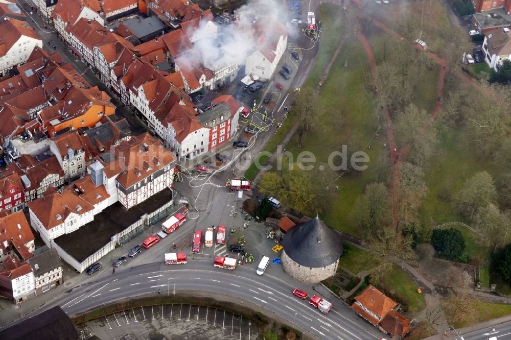 Luftaufnahme Hann. Münden - Feuerwehr- Brandeinsatz am Wohnhaus Aegidiiplatz Ecke Wallstraße in Hann. Münden im Bundesland Niedersachsen, Deutschland