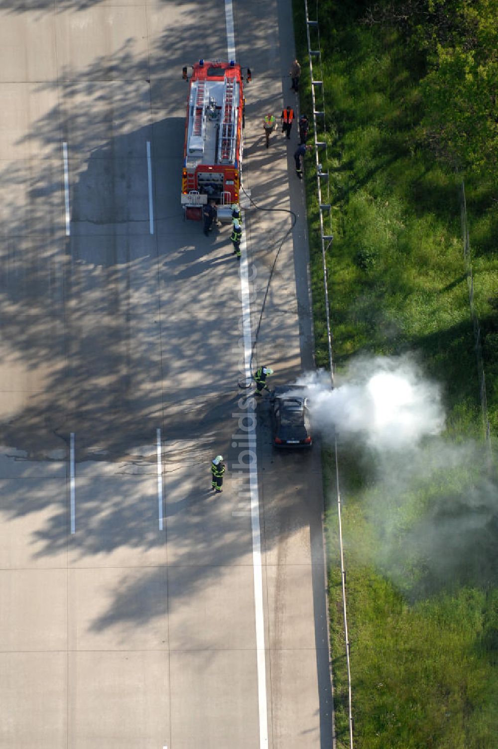 Dessau aus der Vogelperspektive: Feuerwehreinsatz zur Löschung eines PKW- Brandes auf der Autobahn A9 / E51