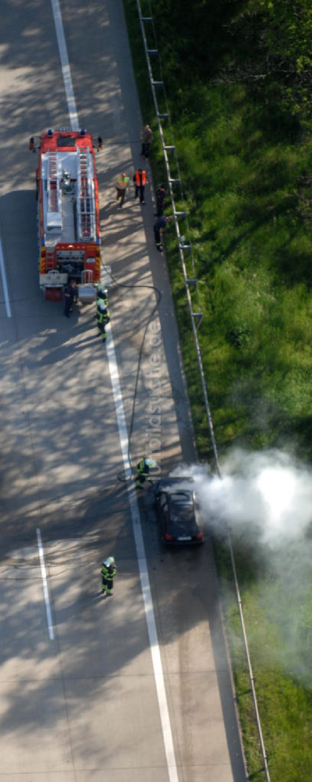 Luftaufnahme Dessau - Feuerwehreinsatz zur Löschung eines PKW- Brandes auf der Autobahn A9 / E51