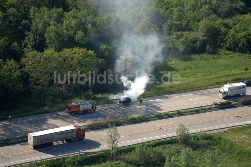 Luftbild Dessau - Feuerwehreinsatz zur Löschung eines PKW- Brandes auf der Autobahn A9 / E51