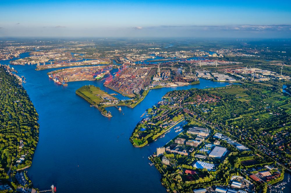 Hamburg aus der Vogelperspektive: Fähr- Hafenanlagen an der Elbe der HVV in Hamburg Finkenwerder, Deutschland