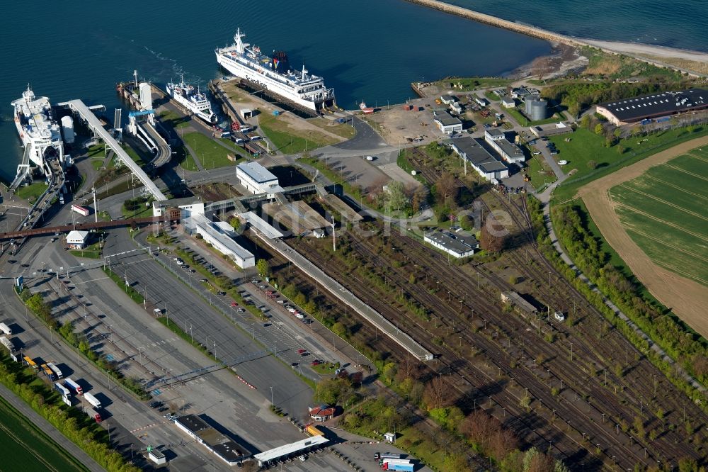Luftaufnahme Fehmarn - Fähr- Hafenanlagen Fehmarnbelt an der Meeres- Küste der Ostsee in Fehmarn im Bundesland Schleswig-Holstein, Deutschland