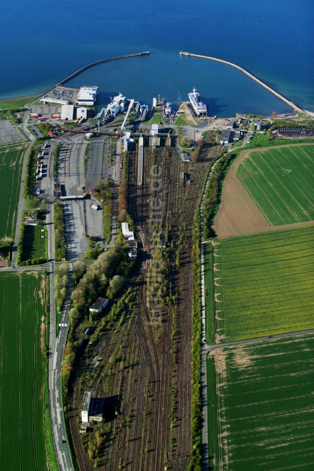 Fehmarn von oben - Fähr- Hafenanlagen Fehmarnbelt an der Meeres- Küste der Ostsee in Fehmarn im Bundesland Schleswig-Holstein, Deutschland