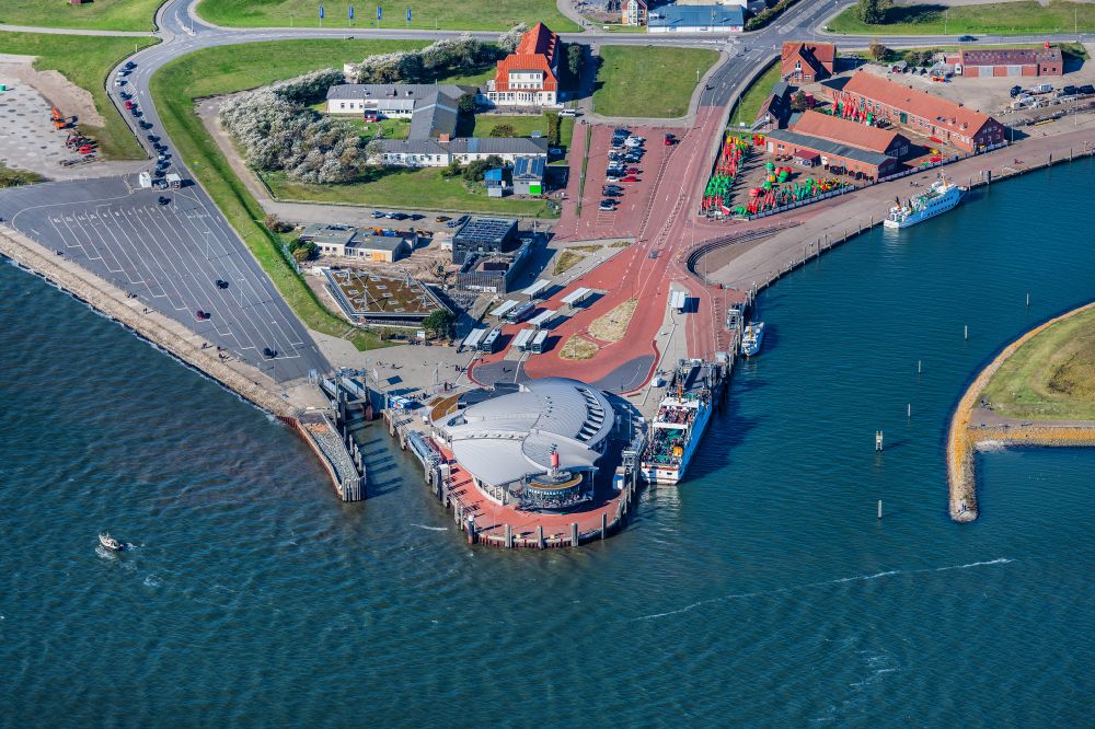 Luftaufnahme Norderney - Fähr- Hafenanlagen an der Meeres- Küste der Nordseeinsel Norderney im Bundesland Niedersachsen, Deutschland