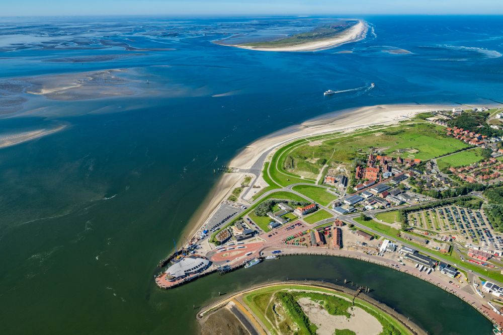 Luftaufnahme Norderney - Fähr- Hafenanlagen an der Meeres- Küste der Nordseeinsel Norderney im Bundesland Niedersachsen, Deutschland