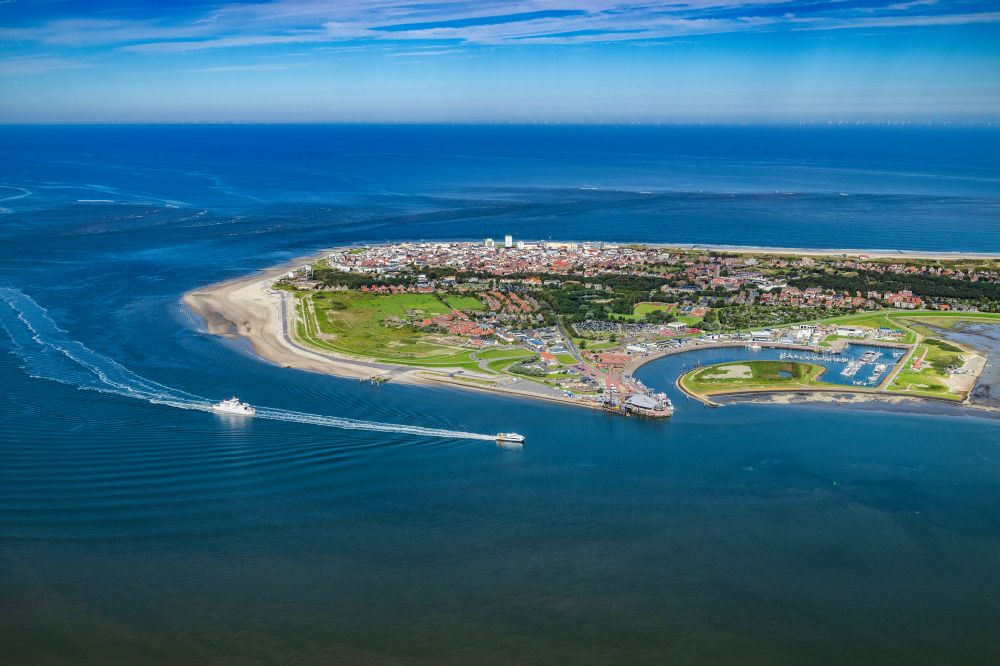 Norderney aus der Vogelperspektive: Fähr- Hafenanlagen an der Meeres- Küste der Nordseeinsel Norderney im Bundesland Niedersachsen, Deutschland