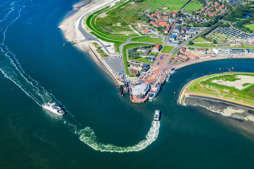 Norderney von oben - Fähr- Hafenanlagen an der Meeres- Küste der Nordseeinsel Norderney im Bundesland Niedersachsen, Deutschland