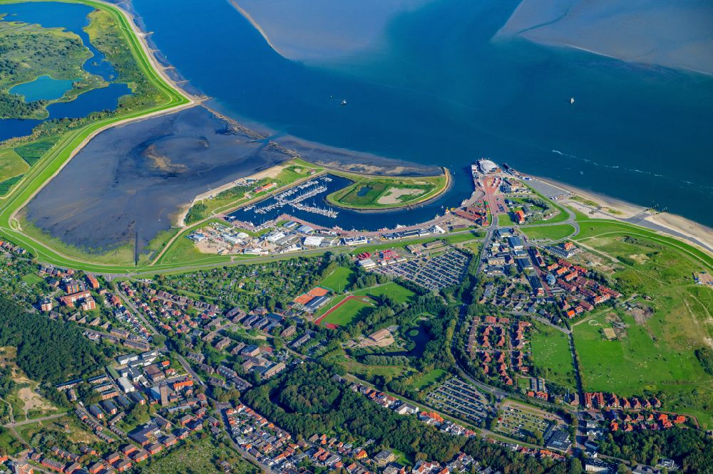 Norderney von oben - Fähr- Hafenanlagen an der Meeres- Küste der Nordseeinsel Norderney im Bundesland Niedersachsen, Deutschland