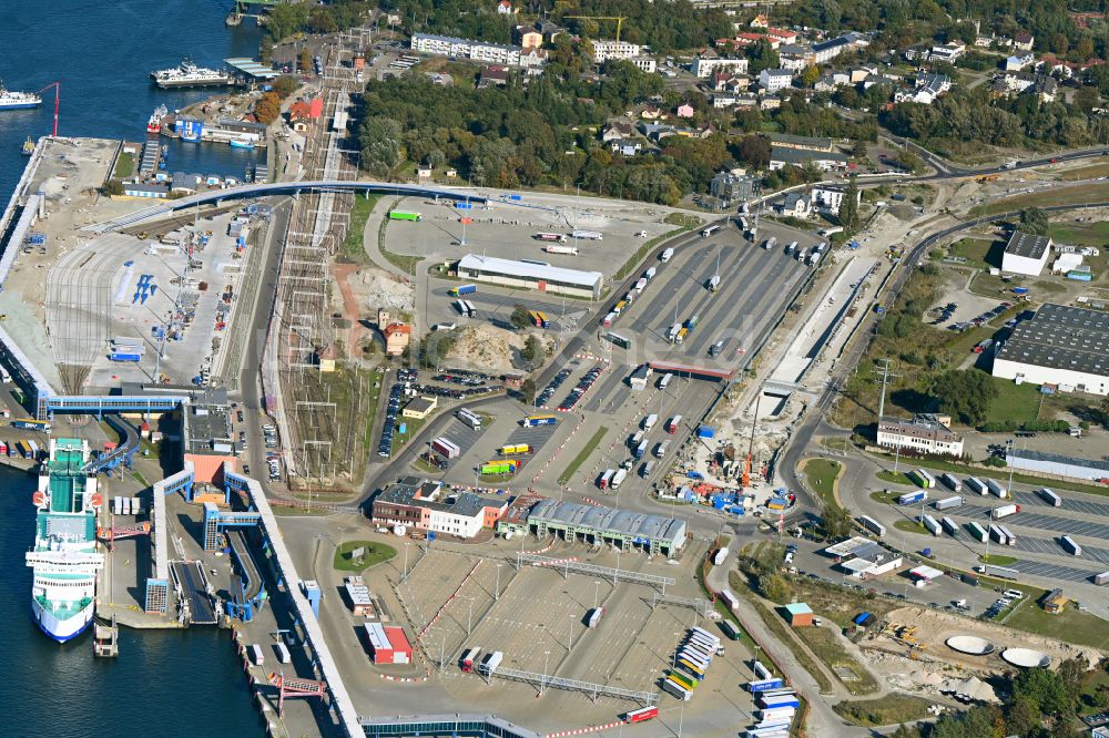 Luftbild Swinemünde - Fähr- Hafenanlagen an der Meeres- Küste der Ostsee in Swinemünde in Woiwodschaft Westpommern, Polen
