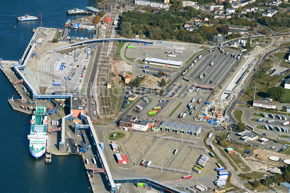 Luftaufnahme Swinemünde - Fähr- Hafenanlagen an der Meeres- Küste der Ostsee in Swinemünde in Woiwodschaft Westpommern, Polen