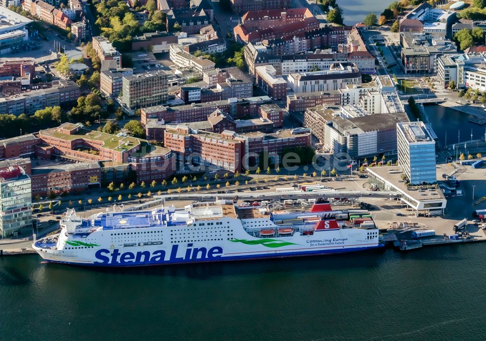 Luftbild Kiel - Fähr- Hafenanlagen an der Meeres- Küste am Schwedenkai in Kiel im Bundesland Schleswig-Holstein, Deutschland