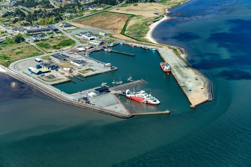 Havneby von oben - Fähr- Schiff der FRS Syltfähre Limassol im Hafen in Havneby auf der Insel Römö in der Region Syddanmark, Dänemark