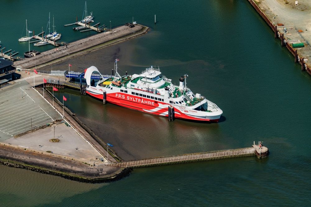 Havneby von oben - Fähr- Schiff der FRS Syltfähre Limassol im Hafen in Havneby auf der Insel Römö in der Region Syddanmark, Dänemark